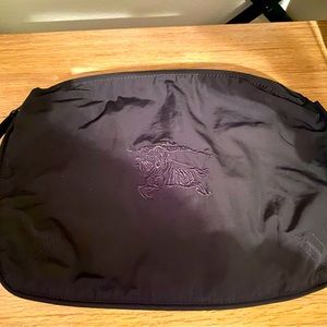 Burberry travel bag unisex EUC!!